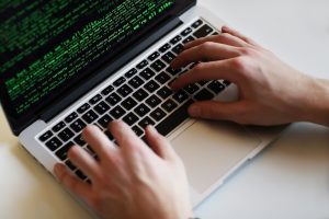 Analitikai: Rusija intensyvina kibernetines atakas prieš Ukrainos sąjungininkes