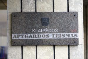 Išdaužtas Klaipėdos apygardos teismo langas