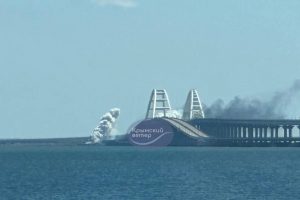 Pranešė apie atakas Kryme: aplink tiltą – dūmai