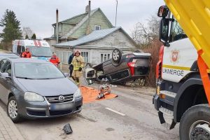 Į stovinčias mašinas Ukmergėje rėžėsi ir apvirto „Volvo“: vairuotoja žuvo