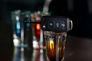 Neblaivus vyras pavogė automobilio raktelius ir per avariją apgadino dvi mašinas