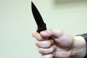 Jonavoje neblaivus vyras peiliu sužalojo dar girtesnę moterį
