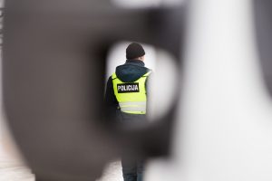 Vilniaus pakraštyje – dviejų automobilių ir miškavežio avarija: nukentėjo žmogus