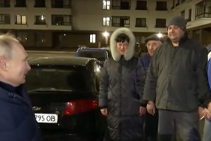 Po V. Putino vizito Mariupolyje – reakcija: nusikaltėlis visada traukia į nusikaltimo vietą