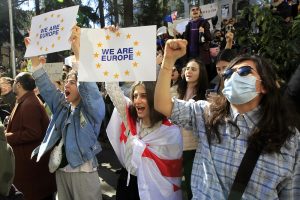 Sakartvele – naujos demonstracijos, nors „užsienio agentų“ įstatymo projekto atsisakyta