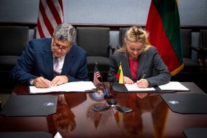 Lietuva ir JAV pasirašė susitarimą dėl gynybos prekių ir paslaugų tiekimo saugumo