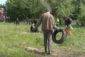 Būna ir taip: iš sąvartynu paversto upelio ištraukę senas padangas išklojo jomis aikštelę