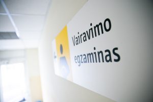 Būsimiems vairuotojams – žinutė iš „Regitros“: žada praskleisti egzamino užkulisius