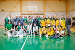 Sporto žurnalistai krepšinio aikštėje metė iššūkį veteranams ir Seimo nariams