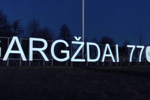 Jubiliejiniam Gargždų miesto gimtadieniui sukurtas ženklas kviečia įkvėpti istorijos