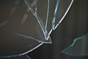 Klaipėdoje automobilis įvažiavo į prekybos centro pastatą