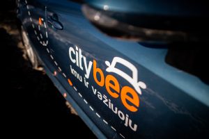 „CityBee“ automobilis apgadino kitą mašiną: vairuotojas išlipo ir nuėjo