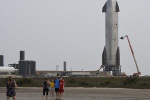 „SpaceX“ ruošiasi vėl išbandyti skrydžiams į Mėnulį skirtą erdvėlaivį
