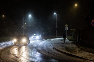 Būkite atsargūs: naktį eismo sąlygas sunkins plikledis