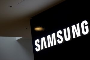 „Samsung“ atėmė iš „Intel“ didžiausios pasaulyje lustų gamintojos titulą 