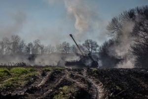Okupantai į nelaisvę Ukrainoje pasiduoda grupėmis: vadai mus metė kaip šiukšles