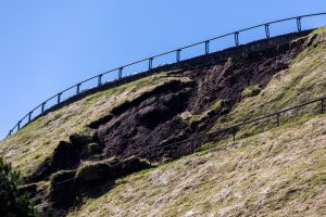 Po visą parą trukusio lietaus rytiniame Gedimino kalno šlaite fiksuota nuošliauža