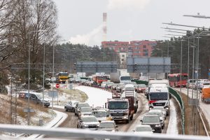 Eismo sąlygas sunkina slidūs keliai, kai kuriuos miestus paralyžiavo spūstys