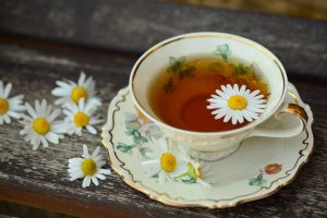 Vaistininkė patarė, kada gydytis žolelių arbatomis nėra geriausia mintis