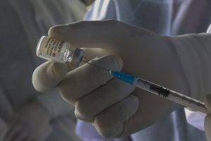 JAV galutinai patvirtino „Pfizer-BioNTech“ vakciną nuo COVID-19