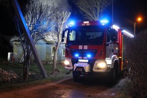 Naujųjų Metų naktį įsiplieskė gaisrai – dega namai, konteineriai, automobiliai