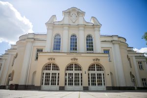 Kauno valstybinis muzikinis teatras nušvis raudona spalva