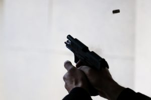 Vilniuje, gimnazijoje, paauglys grasino „Airsoft“ pistoletu