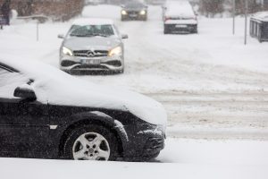 Būkite atsargūs: eismo sąlygos išlieka sudėtingos