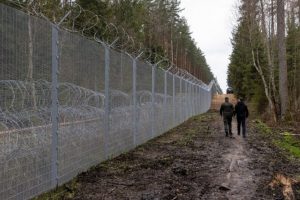 Pasienyje su Baltarusija apgręžti devyni migrantai