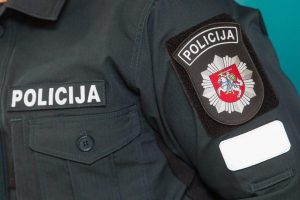 Policininkas namuose smurtavo prieš neblaivią moterį: pareigūnas uždarytas į areštinę