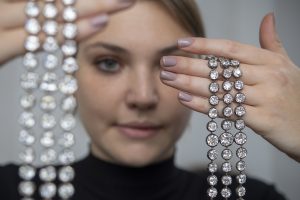 Marijos Antuanetės deimantinės apyrankės aukcione parduotos už 7 mln. eurų