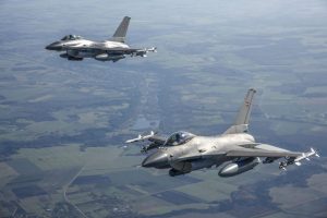 NATO oro policijos naikintuvai per savaitę keturis kartus lydėjo Rusijos orlaivius