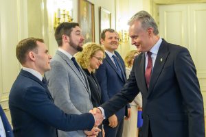 Po parlamentinių partijų atstovų susitikimo su prezidentu – opozicijos nusivylimas