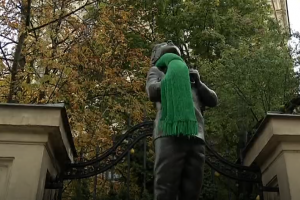 Ant Vilniaus skulptūrų – žali šalikai: ką jie simbolizuoja?