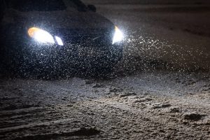 Visoje Lietuvoje – sudėtingos eismo sąlygos: tęsiasi snygis, kai kur matomumas siekia iki 50 metrų