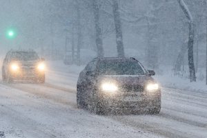 Eismo sąlygas sunkina snygis, pustymas ir plikledis