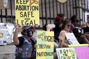 JAV tęsiasi protestai, AT priėmus moterų teisę į abortus panaikinantį sprendimą 