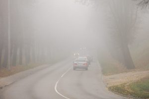 Kai kur Lietuvoje eismo sąlygas sunkina rūkas