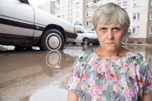 Klaipėdietė nusprendė paauklėti ne vietoje automobilius paliekančius kaimynus: skundžia policijai