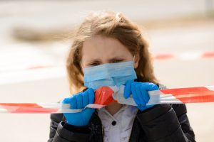 Privalomą kaukių dėvėjimą mokyklose tėvai vadina vaikų dusinimu, medikai mano kitaip