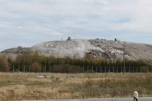 Ketvirtadienį Dumpių sąvartyne kilusį gaisrą ugniagesiai malšino beveik parą