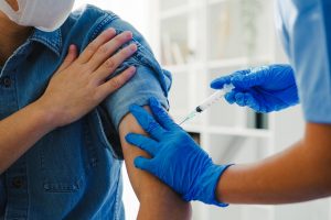 „Moderna“ vadovas: esamos vakcinos tikriausiai menkai saugos nuo omikron atmainos