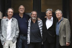 „Monty Python“ grįžo su kvailybėmis ir dainomis