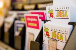 Už loterijos bilietų pardavimą nepilnamečiams siūlomos 30-120 eurų baudos