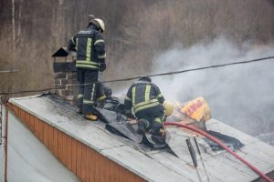 Užgesinus gaisrą Kauno rajone rastas žmogaus kūnas