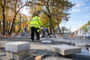 Kauną jau pasiekė granito danga – atnaujinta Miesto sodelio rekonstrukcija