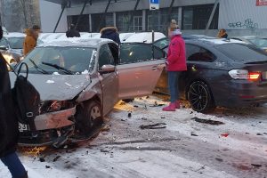 Chaosas Kauno gatvėse: pasnigus pasipylė avarijos, nusidriekė spūstys