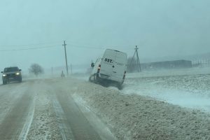 Apie eismo sąlygos pakaunėje: nemažai automobilių „nuskrido“ nuo kelio