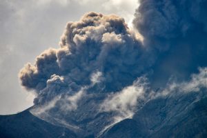 Indonezijoje išsiveržė keli ugnikalniai, evakuota tūkstančiai žmonių