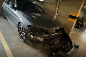 Vagys naktį dalimis išrinko dar vieną BMW: pirštu beda į neužsidarančius aikštelės vartus